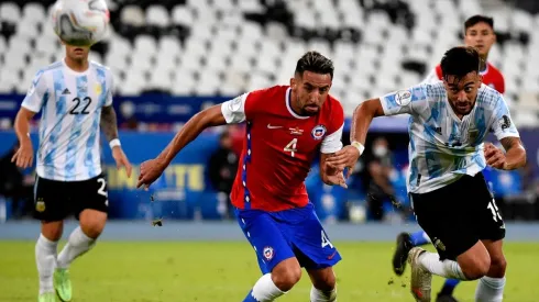 Mauricio Isla irá a la banca de la selección chilena contra Argentina en Calama.