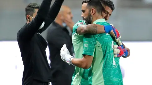 La salida de Claudio Bravo lesionado, una de las postales de la derrota de Chile ante Argentina.