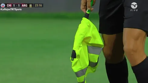 Los jueces asistentes lucen este modelito de banderín