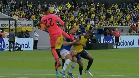 El delantero de la Verdeamarelha mostró cómo quedó su cuello tras la dura infracción de Domínguez y se lo tomó con bastante buen humor.