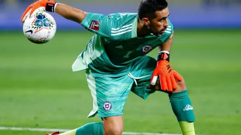 Claudio Bravo abandonó la cancha a la media de juego y, lesionado, no pudo evitar el segundo gol de Argentina
