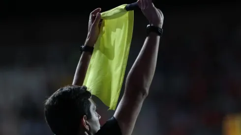 En el primer tiempo los jueces brasileños tuvieron que improvisar con petos