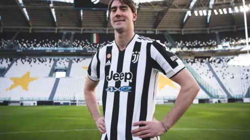 Dusan Vlahovic ya posa con la camiseta de la Juventus