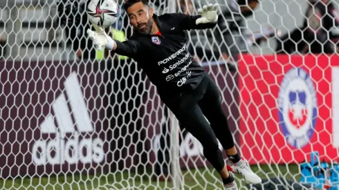 Espaldarazo a Claudio Bravo del entrenador de arqueros del Betis tras su lesión con la Roja.