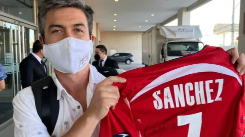 El afortunado hincha se llevó su camiseta autografiada para la casa.