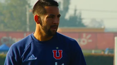 Las nueva camiseta de la U la mostró Mauricio Isla