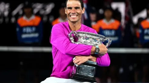 Rafa Nadal feliz con su copa en Australia