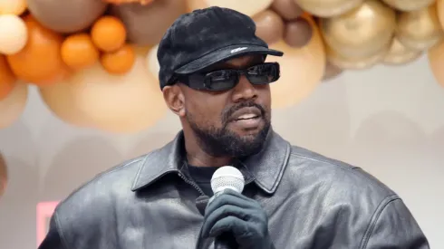 Kanye West enfrenta algo similar a lo de Novak Djokovic.