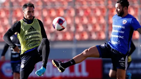 Gabriel Suazo y Eugenio Mena disputan el puesto de lateral izquierdo ante Bolivia.