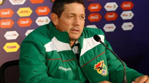El técnico boliviano, que se encuentra sin club tras su paso por Jorge Wilstermann, apostó por una sutil ventaja chilena ante Bolivia en La Paz.