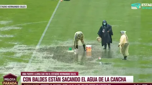 Los trabajadores del estadio trabajan en poder despejar las zonas afectadas