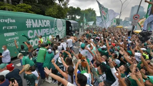 Los hinchas fueron a despedir a la delegación del Palmeiras que viajó a Emiratos Árabes