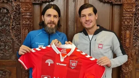 Miiko Albornoz con la nueva camiseta de su club en Dinamarca.