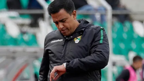 Insultos y proyectiles para César Farías en Bolivia tras la derrota contra Chile.