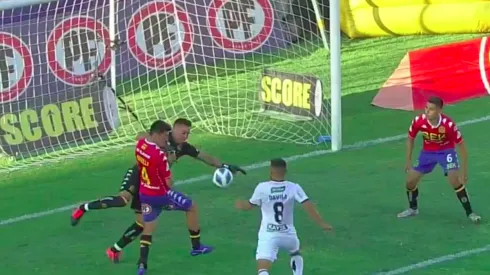 El portero de Unión Española chocó con Nicolás Mancilla y se la dejó servida a Misael Dávila para poner el 1-1 en el estadio Santa Laura.