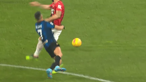 La dura entrada de Olivier Giroud sobre Alexis Sáchez.
