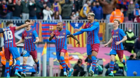 Fiesta en Barcelona: golazo de Jordi Alba y Dani Alves marca emocionado