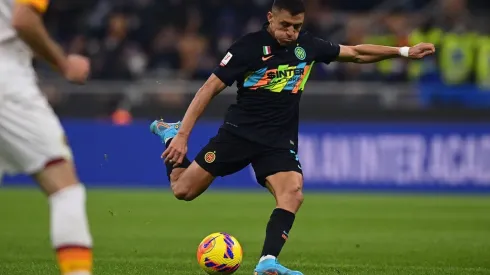 Alexis justo en el momento en que anota su golazo en la Copa Italia