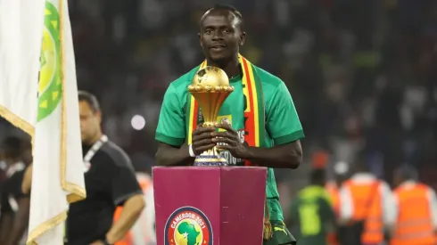 Sadio Mané levantando la Copa Africana de Naciones