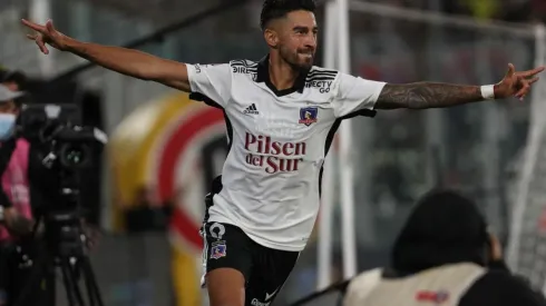 Lucero celebrando su primer gol con la camiseta alba