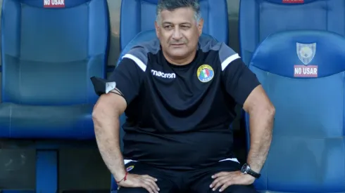 El entrenador de 52 años lamentó el fallecimiento de su esposa Viviana Barriga en la primera fecha del Campeonato Nacional 2022.