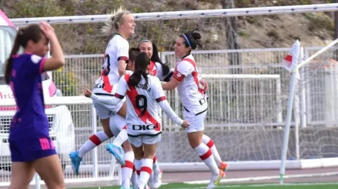 Camila Sáez celebra junto a sus compañera el triunfo del Rayo