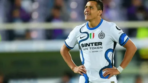 Alexis Sánchez tuvo que esperar largos minutos para ingresar en el choque entre Inter y Napoli por la liga italiana