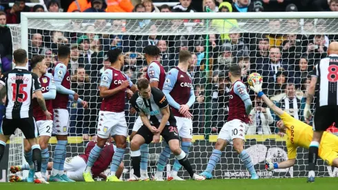 Trippier batió a Dibu Martínez con un buen tiro libre