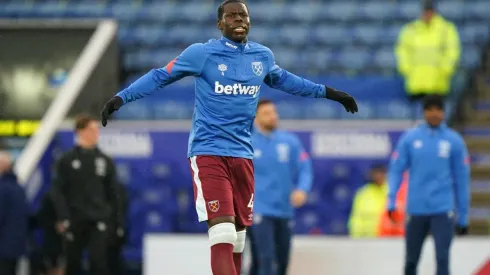 Zouma calienta en la previa del partido del Leicester