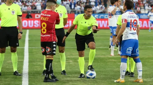 La cancha de San Carlos de Apoquindo sufre con los cambios de temperatura, ya que ese factor produjo una bacteria que daña la cancha de los Cruzados.