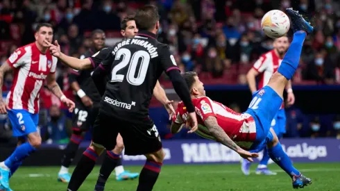 Ángel Correa hizo golazo de chilena pero fue anulado.