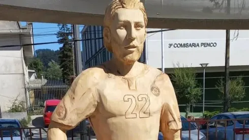 La imagen del trabajo realizado en madera que está en la plaza de Penco