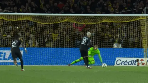 Neymar ejecutó el penal de una terrible manera.