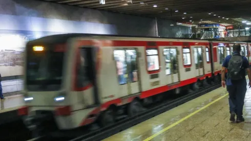Revisa el horario del tren subterráneo.