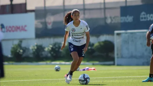 La alegría de Nayadet por tener a su familia chilena viendo a la Roja fem