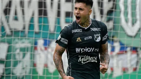 El chileno Sebastián Leyton marca para el Deportivo Cali de Rafael Dudamel.