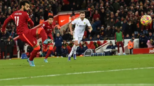 Mohamed Salah brilló gracias a dos goles de penal y una asistencia.