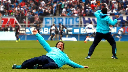 Mario Salas festeja uno de los dos triunfos ante Colo Colo