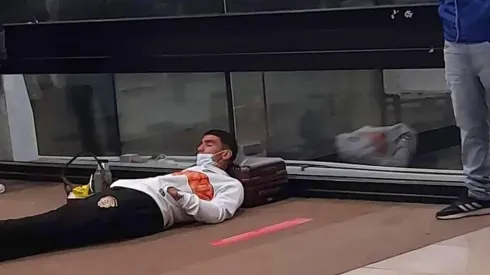 Los jugadores de Cobreloa tuvieron que dormir en el suelo esperando un nuevo vuelo para llegar hasta Concepción.