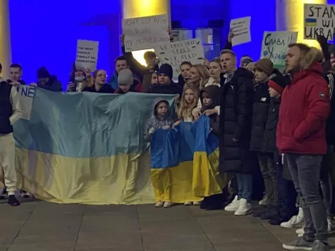 Zinchenko sale a la calle a manifestarse contra los bombardeos rusos