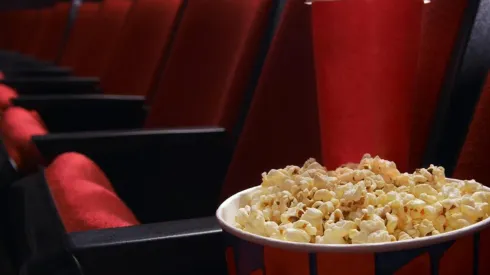 Disfruta el film con palomitas de maíz