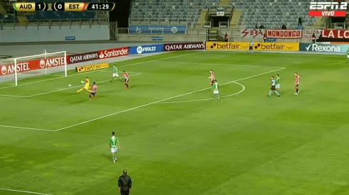 Estudiantes de La Plata se quiso avivar pero no le dieron el gol.