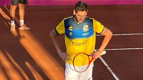 Tal como lo ha realizado en todo el torneo Alejandro Tabilo luce su camiseta de Everton en la previa del partido por las semifinales.