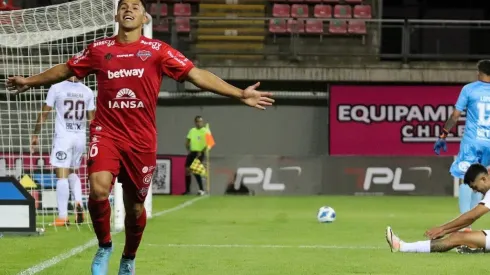 Aravena es el jugador del partido con sus tres goles en Chillán.