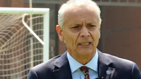 El árbitro toma determinaciones con los jueces en el fútbol chileno.