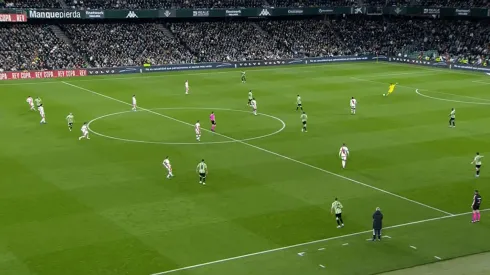 Claudio Bravo lanzó un tremendo pase para iniciar la jugada de gol.