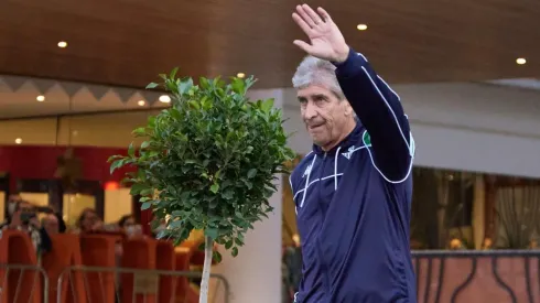 Manuel Pellegrini saluda a los hinchas del Real Betis fuera del hotel de concentración.