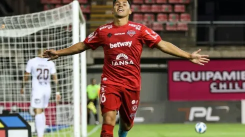 Alexander Aravena se convirtió en el segundo jugador en marcar un triplete en el Campeonato Nacional 2022 y tiene tan solo 19 años.