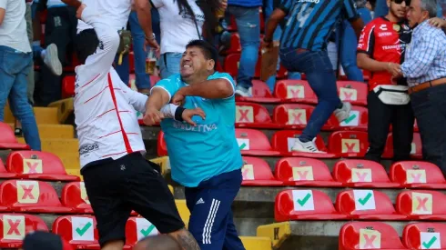Hinchas de Querétaro y Atlas se pelean en México mientras aficionados se resguardan con miedo