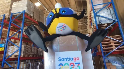 La mascota Fiu se arremangó las alas y trabajó como el que más en el desembarco del material oficial de competencia parea Santiago 2023
